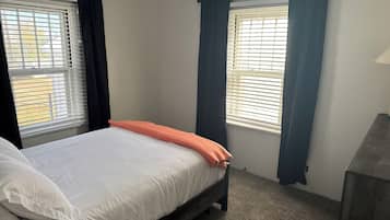 4 bedrooms, desk, iron/ironing board, WiFi