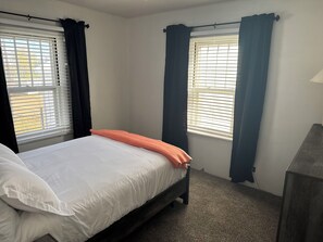 4 bedrooms, desk, iron/ironing board, WiFi - Sixty minutes to Glacier Park! Family friendly house. (Cut Bank)