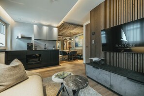 Deluxe Apartment | Private kitchen | Full-sized fridge, microwave, oven, stovetop - Black Eagle Luxury Appartements (Mayrhofen)