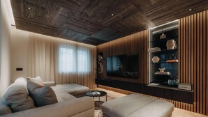 Deluxe appartement | Luxe beddengoed, bedden met traagschuimmatrassen, een kluis op de kamer