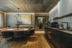 Premium Apartment | Private kitchen | Full-sized fridge, microwave, oven, stovetop - Black Eagle Luxury Appartements (Mayrhofen)