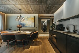 Premium Apartment | Private kitchen | Full-size fridge, microwave, oven, stovetop