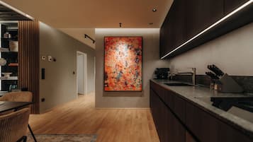Refrigerador con freezer, microondas, horno, placa de cocina