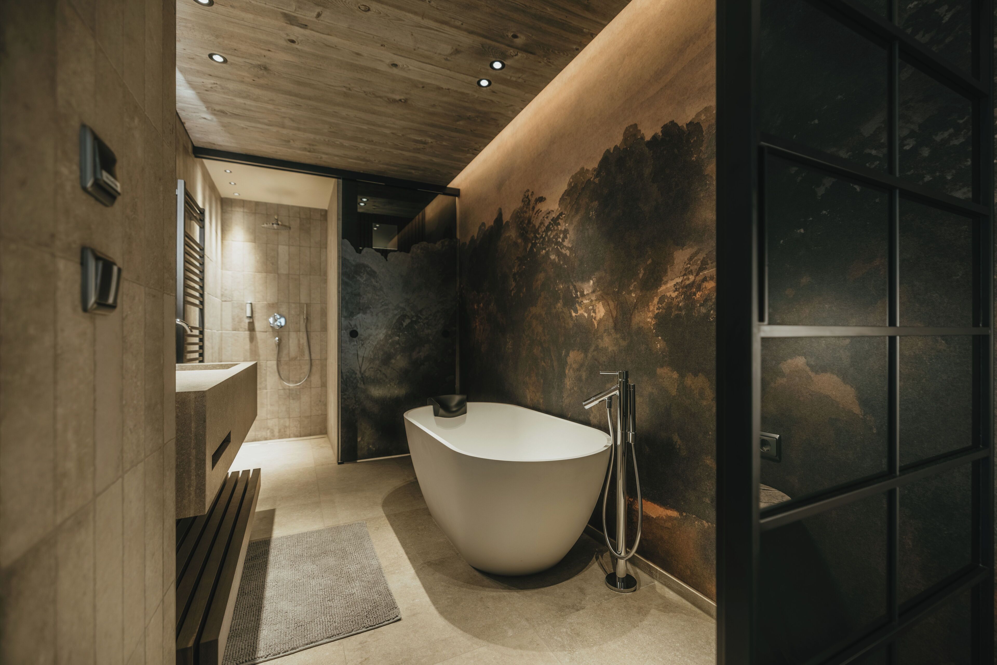 Une salle de bain moderne avec une baignoire sur pieds, un espace douche et un meuble-lavabo avec un miroir.