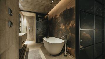 Une salle de bain moderne avec une baignoire sur pieds, un espace douche et un meuble-lavabo avec un miroir.