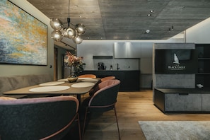 Premium Apartment | Premium bedding, memory-foam beds, in-room safe, laptop workspace - Black Eagle Luxury Appartements (Mayrhofen)
