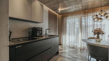 Appartement Confort | Cuisine privée | Grand réfrigérateur, micro-ondes, four, plaque de cuisson