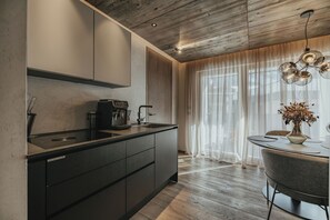 Refrigerador con freezer, microondas, horno, placa de cocina