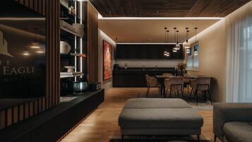 Appartamento Deluxe | Soggiorno | Smart TV 55 pollici con canali via cavo, Netflix, pavimenti riscaldati