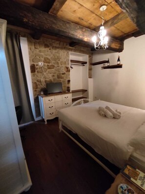 5 bedrooms, iron/ironing board, WiFi, bed sheets