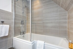 Douche, sèche-cheveux, serviettes fournies, savon