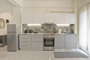 Kühlschrank, Ofen, Herdplatte, Toaster