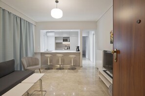 TV - Belle Helene Luxury, Fully Reno, Athenian Riviera (Alimos)