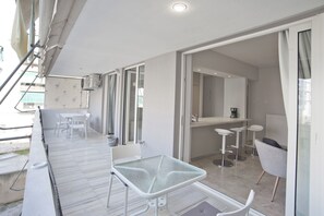 Outdoor dining - Belle Helene Luxury, Fully Reno, Athenian Riviera (Alimos)