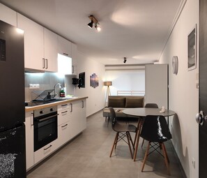 Fridge, oven, stovetop, coffee/tea maker - Studio Stratos ideal for 2-3 night Weekends (Athens)