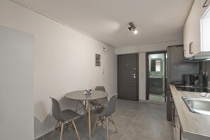 Fridge, oven, stovetop, coffee/tea maker