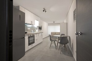 Fridge, oven, stovetop, coffee/tea maker