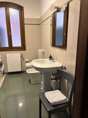 Douche, séchoir à cheveux, bidet, serviettes fournies