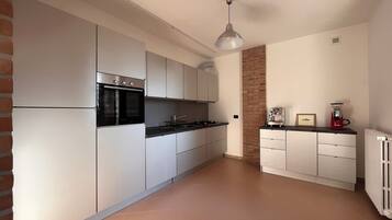 Frigorifero, forno, piano cottura, lavastoviglie