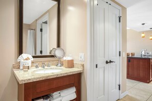 Shower - KBM Resorts | FREE CAR | Honua Kai Hokulani | Mountain view | 1-Bedroom Condo, Breathtaking views! HKH-524 (Lahaina)