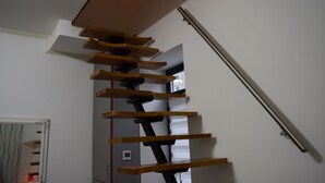 Eine Treppe mit Holzdielen und einem Metallgeländer.