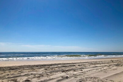 Charming home with deck & outdoor shower- walk to beach