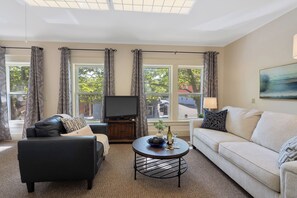 TV - BEAUTIFUL village apt.  Walk to river, shops, eateries. Great for getaway / work (Baldwinsville)