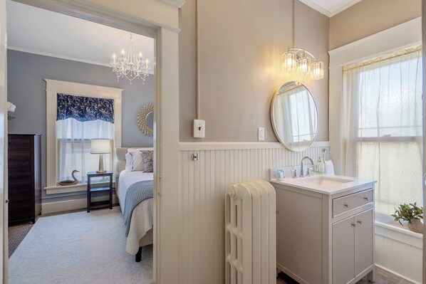 1 bedroom, desk, iron/ironing board, free WiFi - BEAUTIFUL village apt. Walk to river, shops, eateries. Great for getaway / work (Baldwinsville)