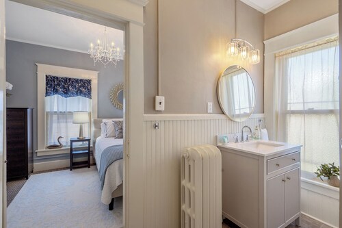 BEAUTIFUL village apt.  Walk to river, shops, eateries. Great for getaway / work