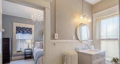 BEAUTIFUL village apt. Walk to river, shops, eateries. Great for getaway / work