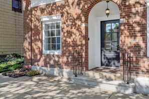 Exterior detail - BEAUTIFUL village apt. Walk to river, shops, eateries. Great for getaway / work (Baldwinsville)