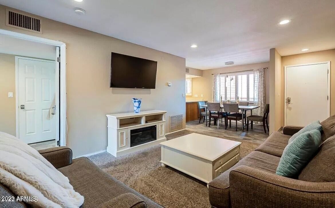 BEAUTIFUL CONVENIENT CONDO ON GOLF COURSE, 5 POOLS, 5 SPAS, WALKING PATHS!!