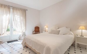 5 chambres, bureau, fer et planche à repasser, lit parapluie