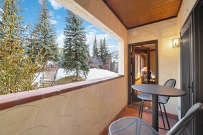 Outdoor dining - The Charter at Beaver Creek E1505 (Beaver Creek)