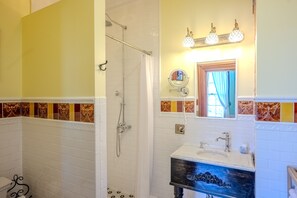Douche, sèche-cheveux, serviettes fournies, savon