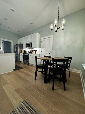 Dining - BACK 40 Hideaway- Direct access to SBAT/BACK40 Trail Systems. (Bella Vista)