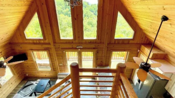 A wooden cabin with a loft bedroom, a dining area, and a kitchen. - Dale Hollow Lakeview Getaway Log Cabin•3 Bedroom•2.5 Baths•Scenic View•Game Room (Byrdstown)