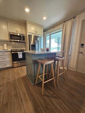 Fridge, microwave, oven, stovetop - Stunning Lakefront Condo on Lake Hamilton with Year-Round Views (Hot Springs)