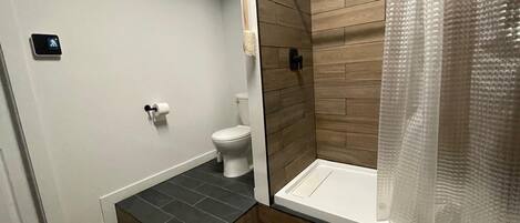 Douche, sèche-cheveux, serviettes fournies, savon