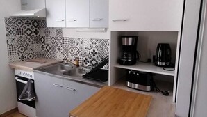 咖啡機/沖茶器、雪櫃、微波爐、焗爐