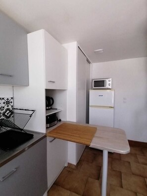 Fridge, microwave, oven, coffee/tea maker - At the gateway to Sologne, Beauval zoo, Chambord castles, Cheverny golf course.   (Sassay)