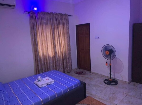 1 dormitorio y ropa de cama
