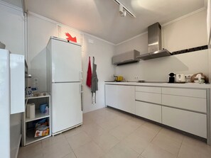 Fridge, microwave, dishwasher, coffee/tea maker