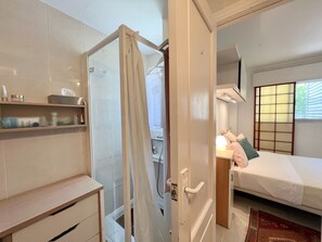 1 camera, ferro/asse da stiro, lenzuola