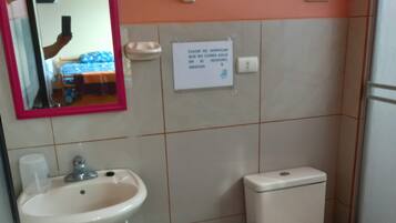 Serviettes fournies, savon, papier toilette