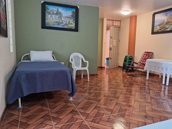 1 slaapkamer, een strijkplank/strijkijzer, wifi, beddengoed