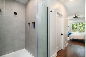 3 habitaciones, escritorio y tabla de planchar con plancha