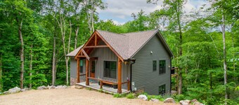 Townsend Gem: Retreat with Hot Tub & Fire Pit