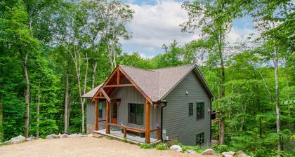 Townsend Gem: Retreat with Hot Tub & Fire Pit