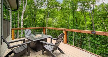 Townsend Gem: Retreat with Hot Tub & Fire Pit